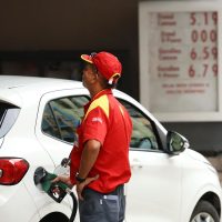 Imagem referente a Governo quer converter receitas extras com petróleo em desonerações