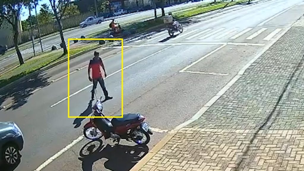 Vídeos mostram homem em surto momentos antes de ser detido pela GM em Cascavel