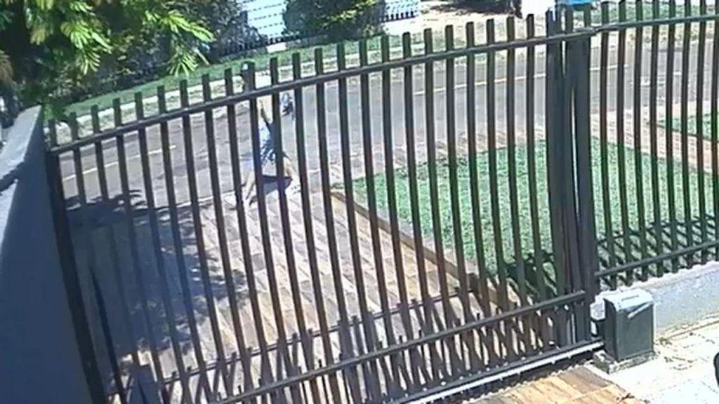 Ladrão invade residência e furta celulares, joias e par de tênis