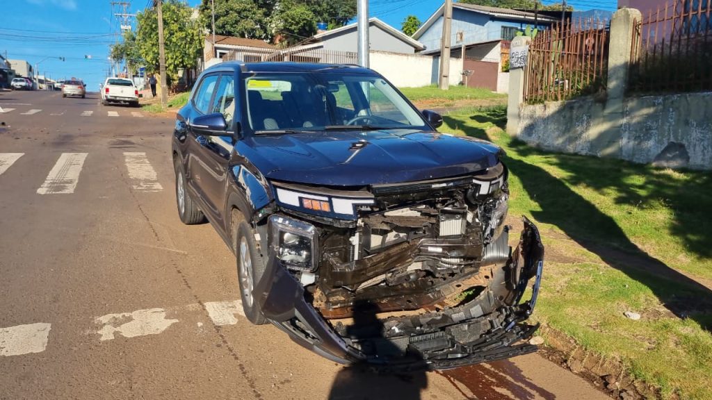 Dois carros e um bairro: Creta e Corsa batem no Brasília e um deles tem frente destruída