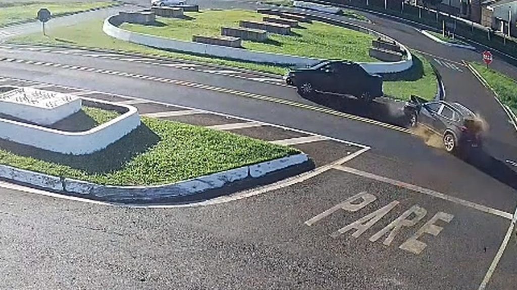 Câmera registra acidente entre dois veículos na BR-277, em Santa Tereza do Oeste