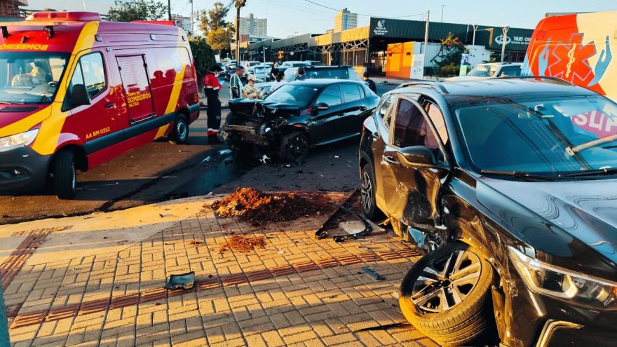 Duas ambulâncias são acionadas para atender acidente no bairro Coqueiral