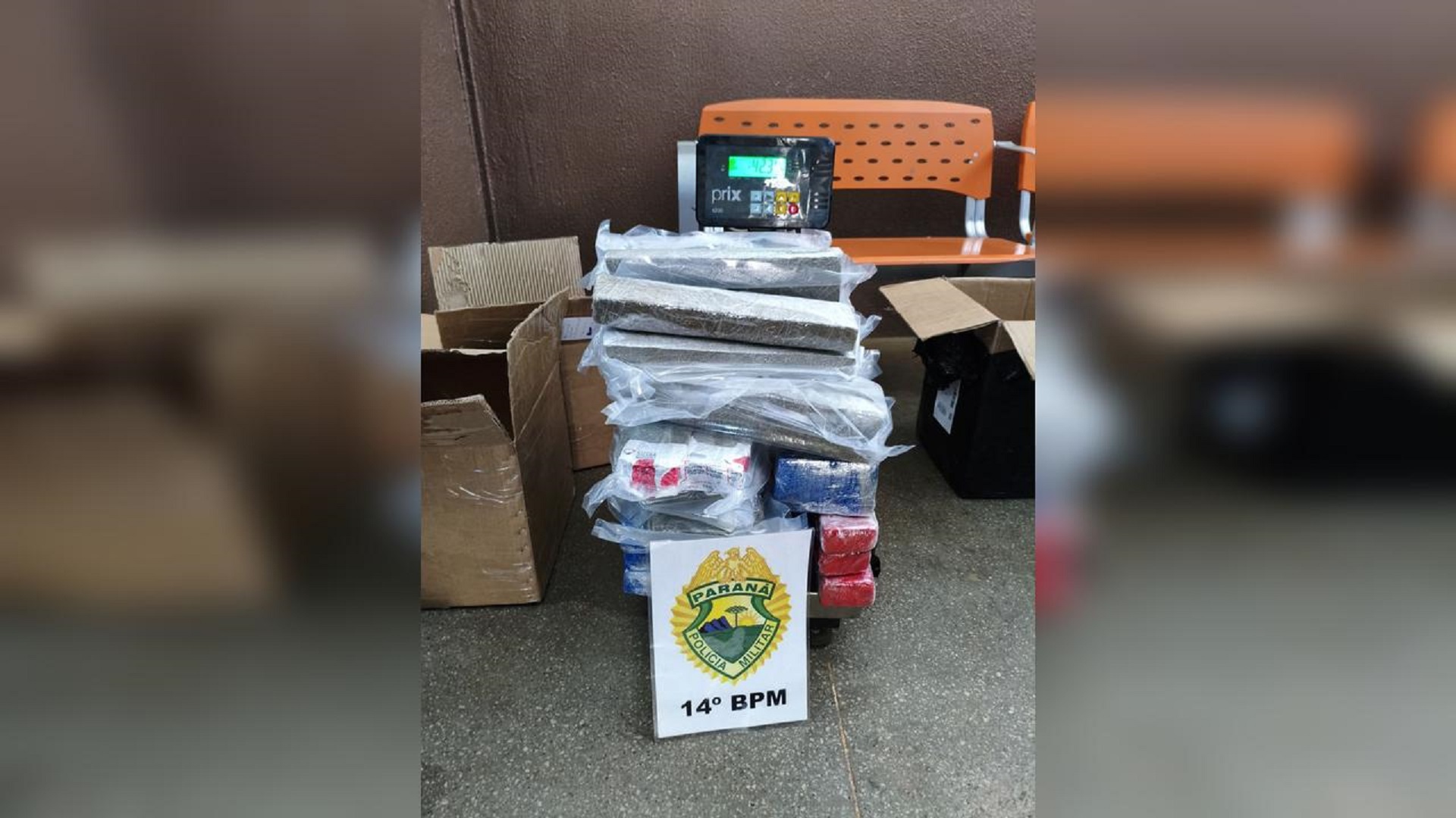 Polícia Militar apreende mais de 42 kg de maconha em transportadora de Foz do Iguaçu Imagem referente a Polícia Militar apreende mais de 42 kg de maconha em transportadora de Foz do Iguaçu