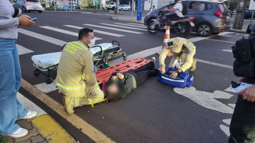 Acidente entre duas motos e carro deixa jovem ferida na Avenida Carlos Gomes