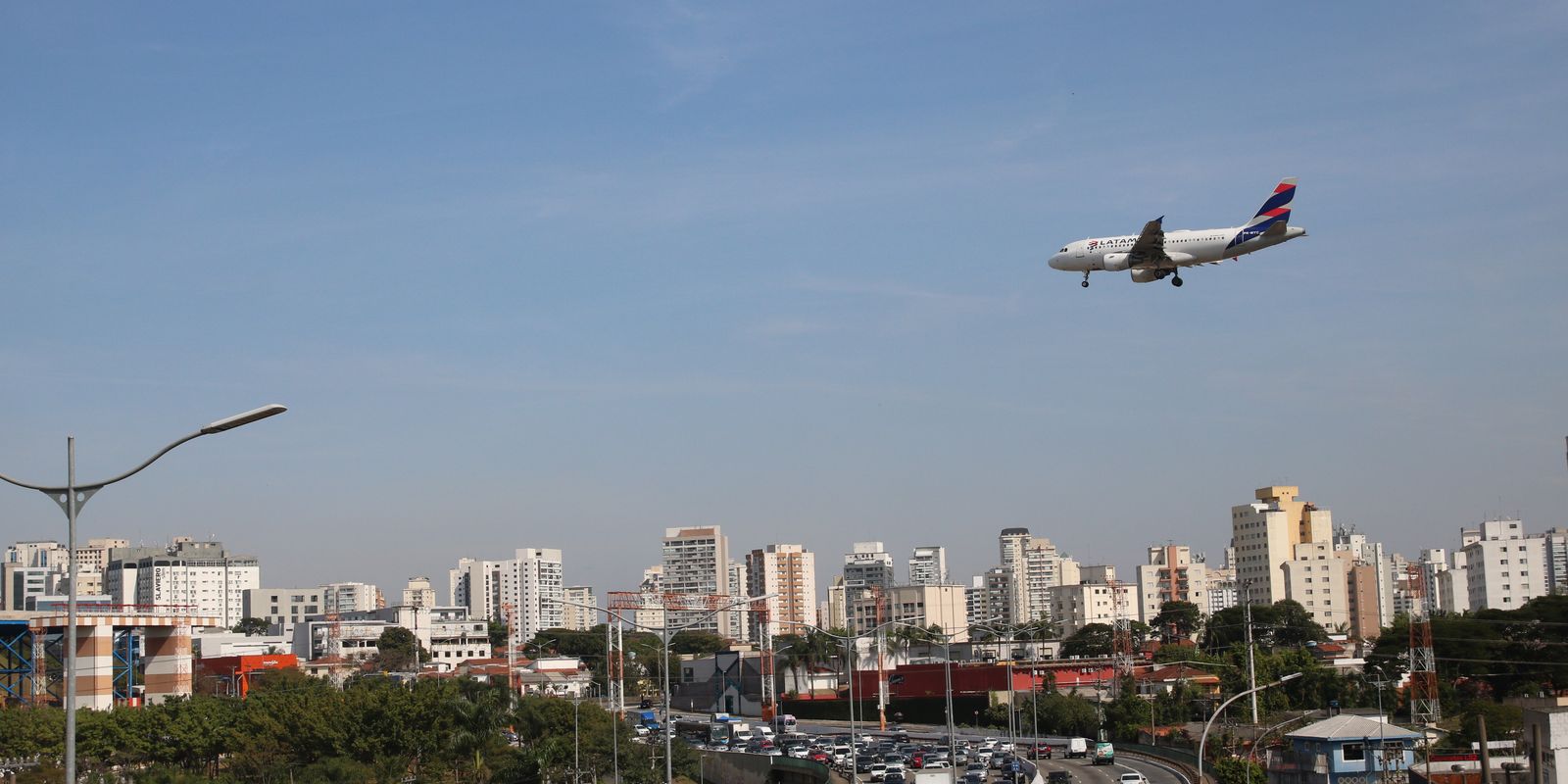 Empresas aéreas terão linha de crédito para enfrentar alta de custos Imagem referente a Empresas aéreas terão linha de crédito para enfrentar alta de custos