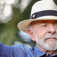 Imagem referente a Lula vai a SP para tirar excesso de pele na cabeça e tratar tendinite