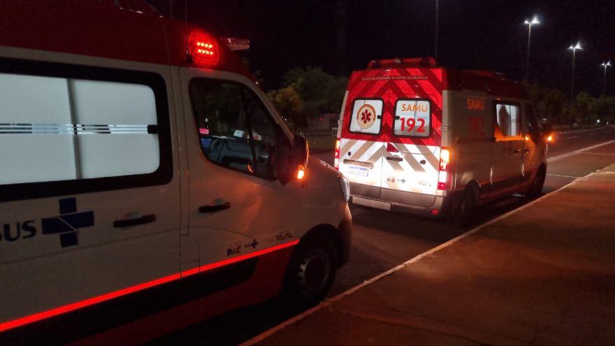 Em crise convulsiva, mulher precisa de socorro na Av. Tancredo Neves em Cascavel