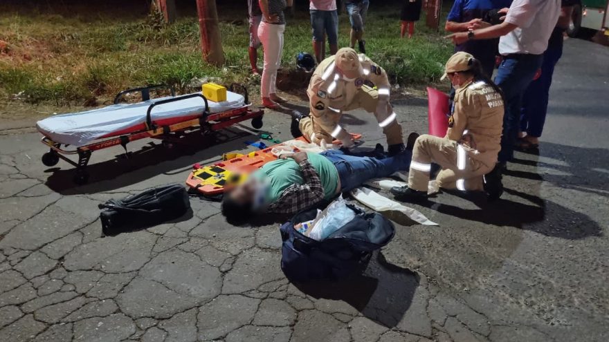 Batida forte: motociclista fica ferido após colisão com Volvo na marginal da BR-277