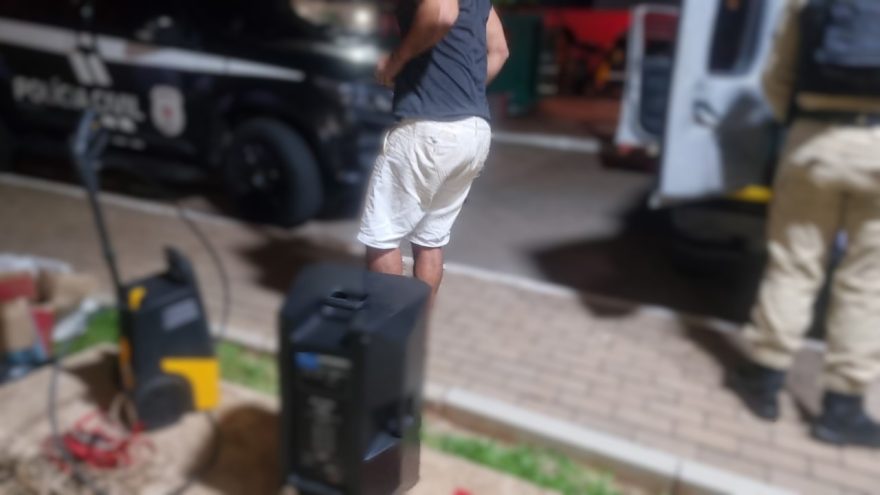 Homem ameaça esposa e enteado com faca, foge da polícia e termina detido após quebrar o pé