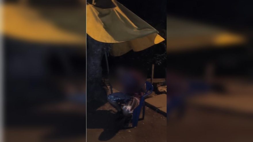 Tráfico a céu aberto: homem é flagrado ‘de boa’ ouvindo música sentado em uma cadeira