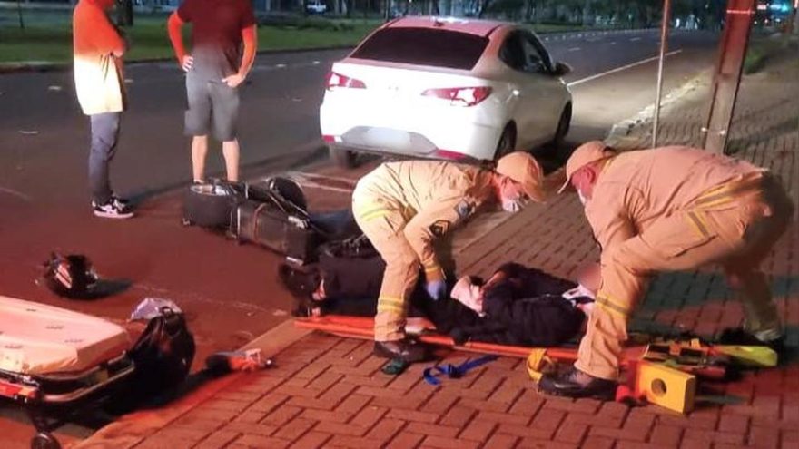 Jovem é socorrido após acidente de trânsito na Avenida Tancredo Neves