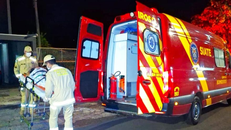 Idosa de 80 anos fica ferida após cair da cama no bairro Neva
