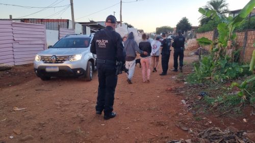 Polícia Civil realiza grande operação no Cascavel Velho e pelo menos sete pessoas são detidas Polícia Civil realiza grande operação no Cascavel Velho e pelo menos sete pessoas são detidas