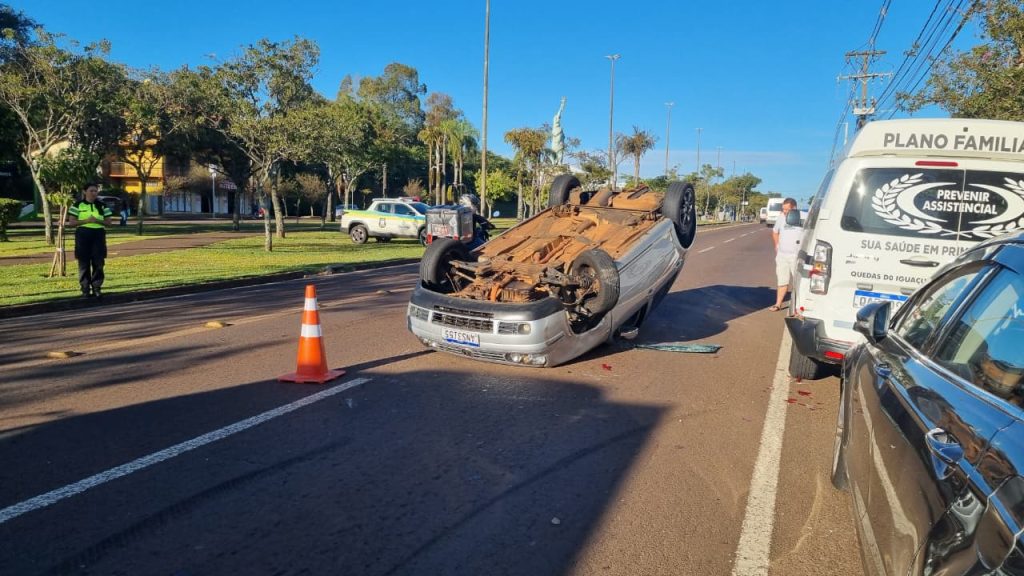 Capotamento é registrado na Avenida Tancredo Neves