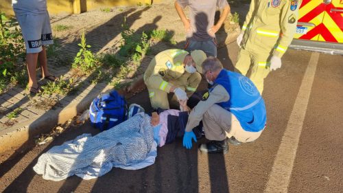Acidente entre moto e carro deixa mulher ferida em Cascavel Acidente entre moto e carro deixa mulher ferida em Cascavel