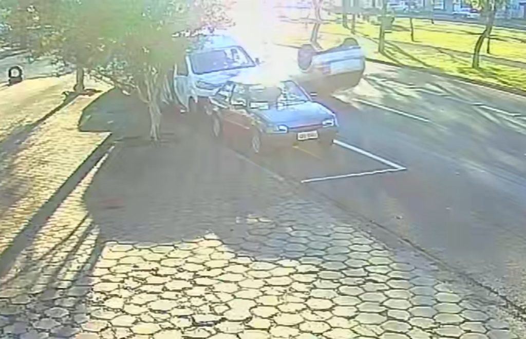 Vídeo mostra Golf capotando após colisão na Avenida Tancredo Neves