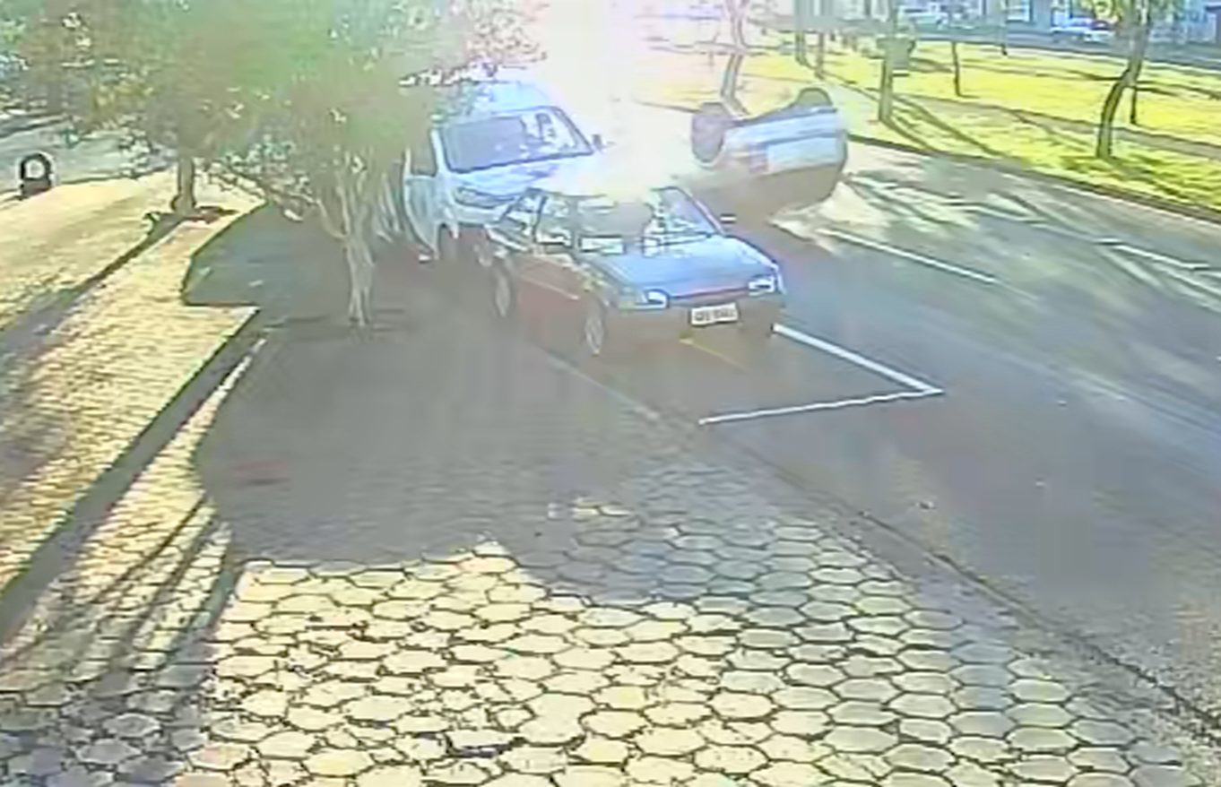 Vídeo mostra Golf capotando após colisão na Avenida Tancredo Neves Vídeo mostra Golf capotando após colisão na Avenida Tancredo Neves