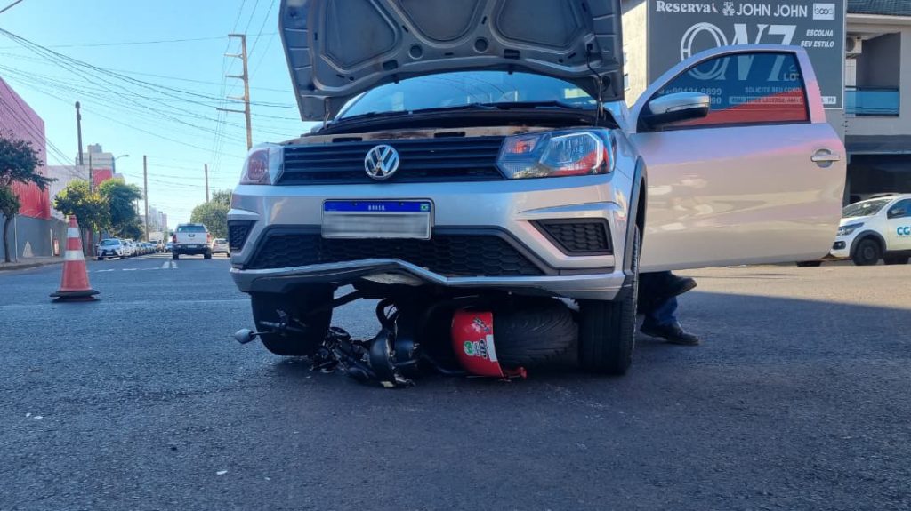 Adolescente sem capacete e de scooter elétrica sobrevive a grave acidente em Cascavel