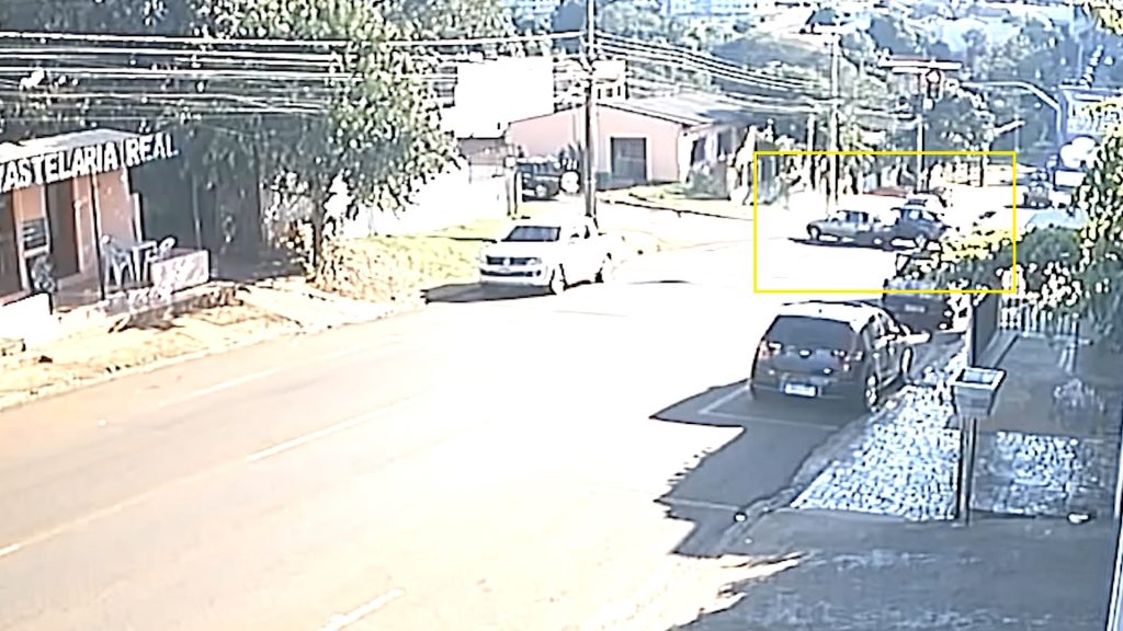 Câmera flagra acidente entre Creta e Corsa no bairro Brasília, em Cascavel