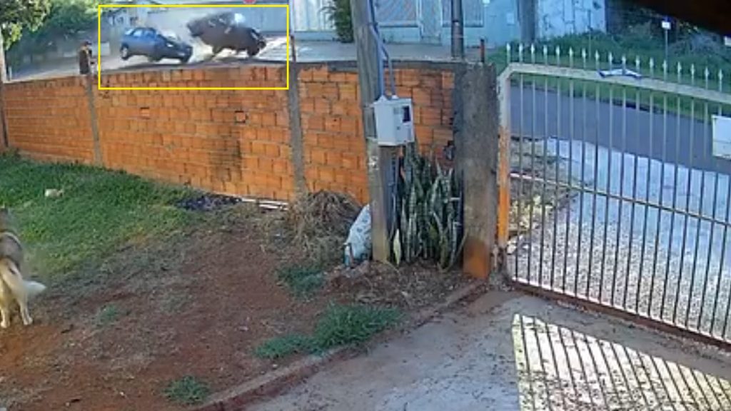 Carro quase tomba após acidente no Santa Felicidade; Veja vídeo