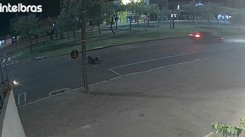 Câmera flagra acidente que deixou jovem ferido na Avenida Tancredo Neves Câmera flagra acidente que deixou jovem ferido na Avenida Tancredo Neves