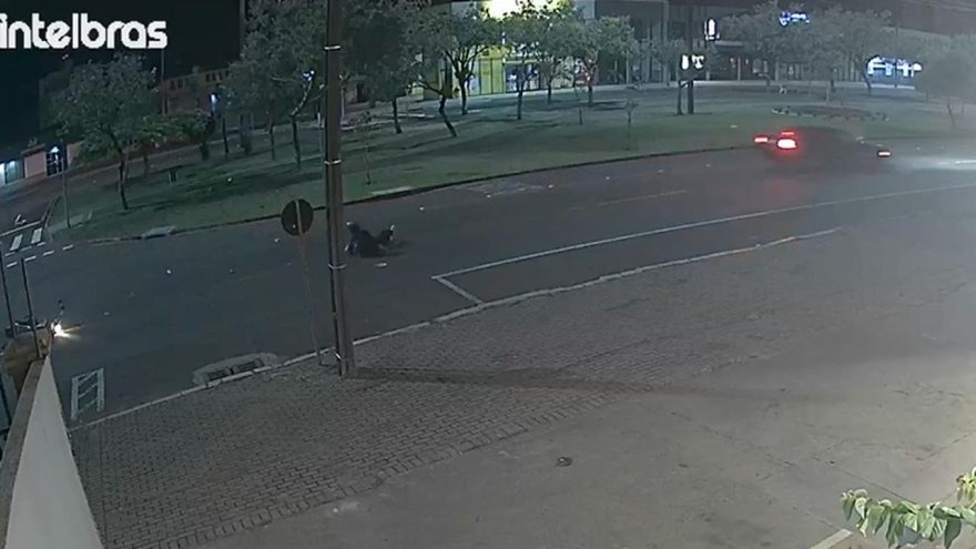 Câmera flagra acidente que deixou jovem ferido na Avenida Tancredo Neves