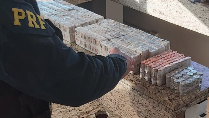 PRF apreende medicamentos irregulares ocultos em bagagens e junto ao corpo de passageiros na BR-277