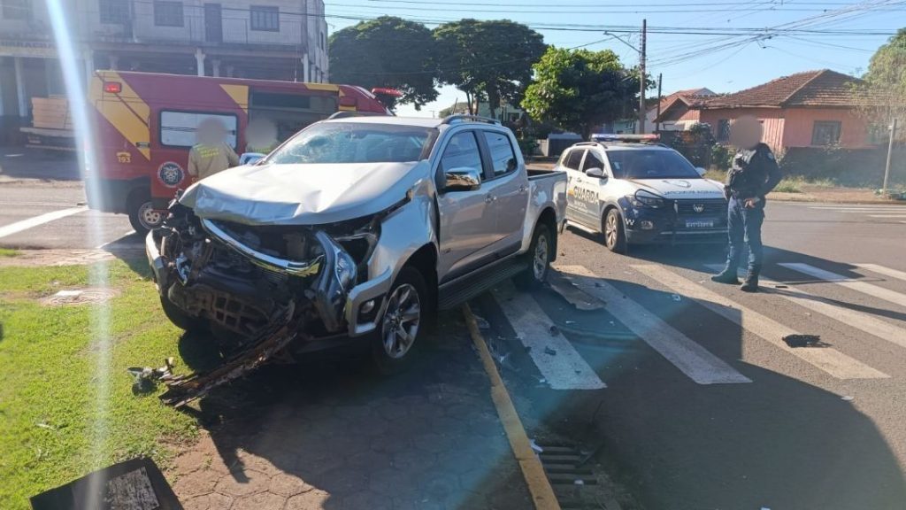 Colisão entre caminhonetes deixa motorista ferido e veículo sobre calçada em Toledo