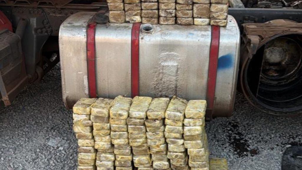 FICCO/PR prende motorista com quase 133 kg de cocaína na BR-277, em Campo Largo