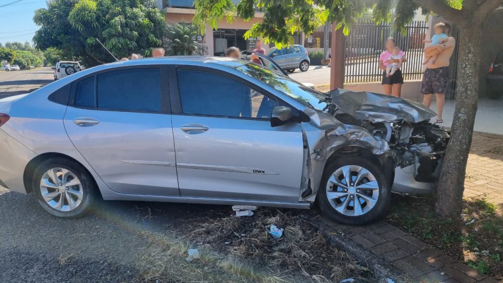 Acidente entre Onix e L200 é registrado no bairro Esmeralda, em Cascavel