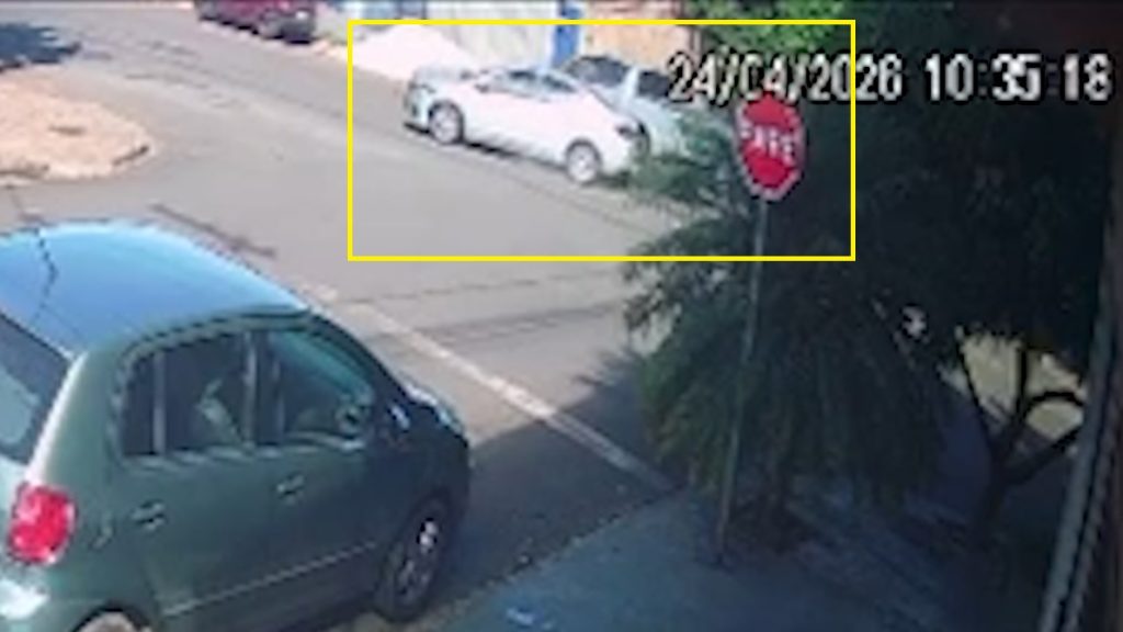 Câmera flagra Onix furando a preferencial e atingindo L200 no bairro Esmeralda, em Cascavel