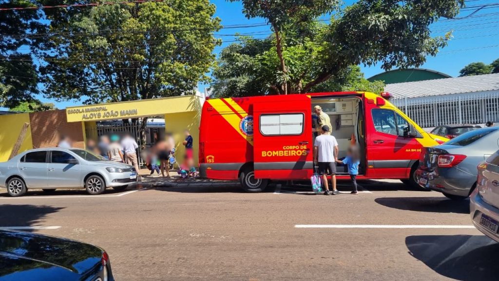 Menino é socorrido após sofrer queda na Escola Aloys Joao Mann