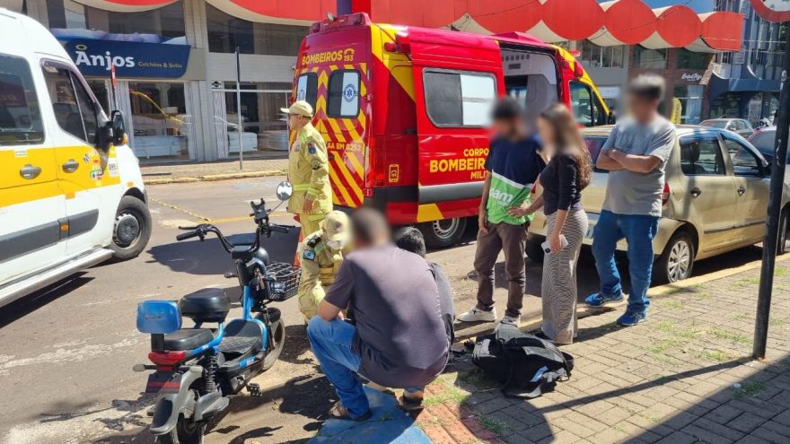 Homem com deficiência auditiva fica ferido após colisão entre autopropelido e carro no Centro