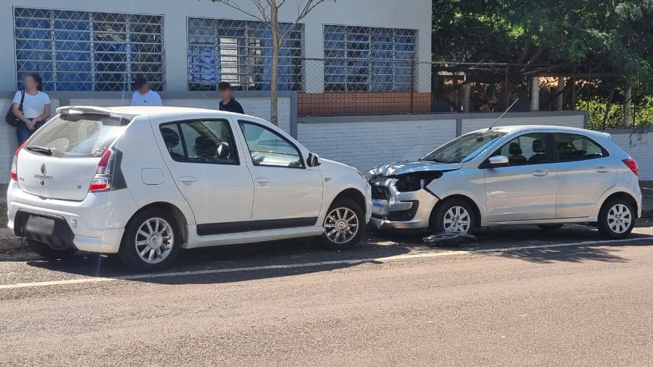 Motorista invade contramão e causa colisão frontal na Rua Rio Grande do Sul, em Cascavel