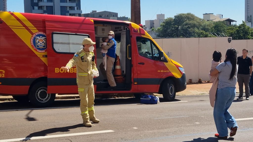 Vidro do box estoura e crianças ficam feridas