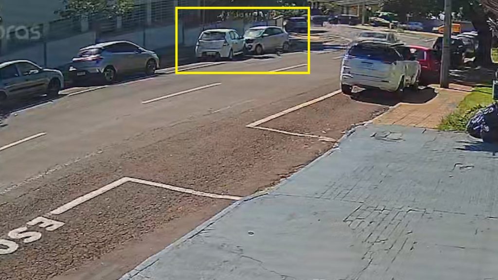 Câmera flagra Ford Ka na contramão batendo em Sandero estacionado na Rua Rio Grande do Sul em Cascavel