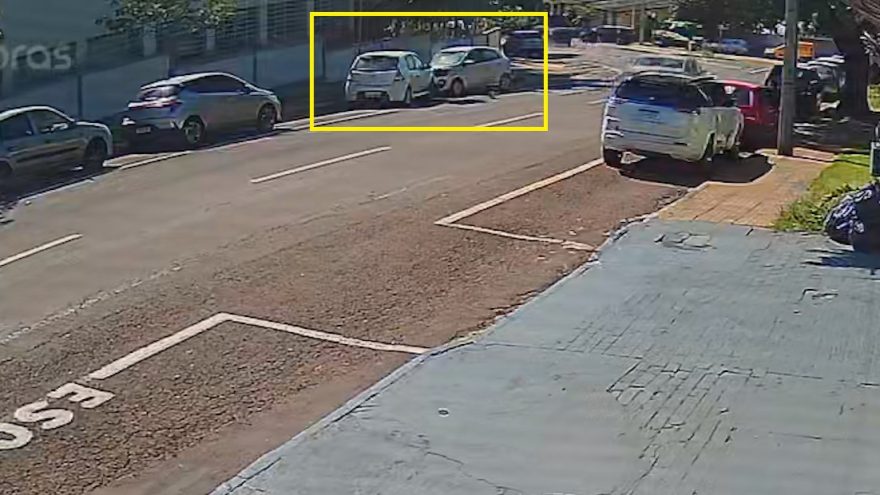 Câmera flagra Ford Ka na contramão batendo em Sandero estacionado na Rua Rio Grande do Sul em Cascavel