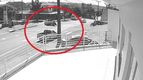 Câmera registra acidente entre carro e moto no Periolo Câmera registra acidente entre carro e moto no Periolo