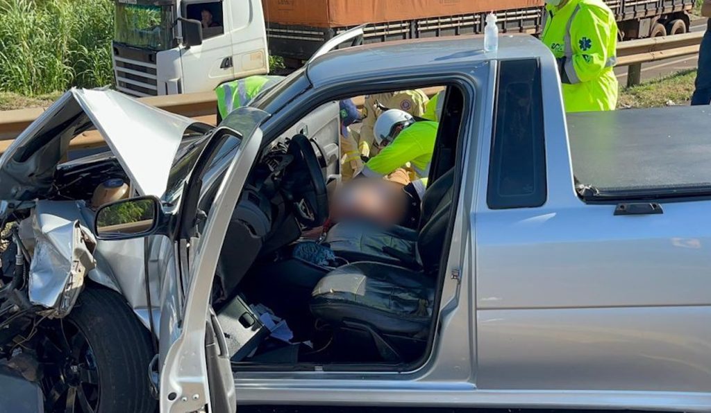 Forte batida entre picape e caminhão deixa vítima na BR-277