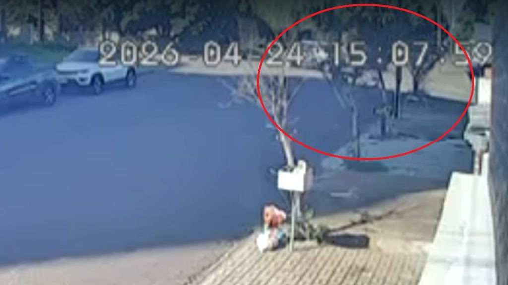 Câmera registra Kangoo sendo atingido por Strada