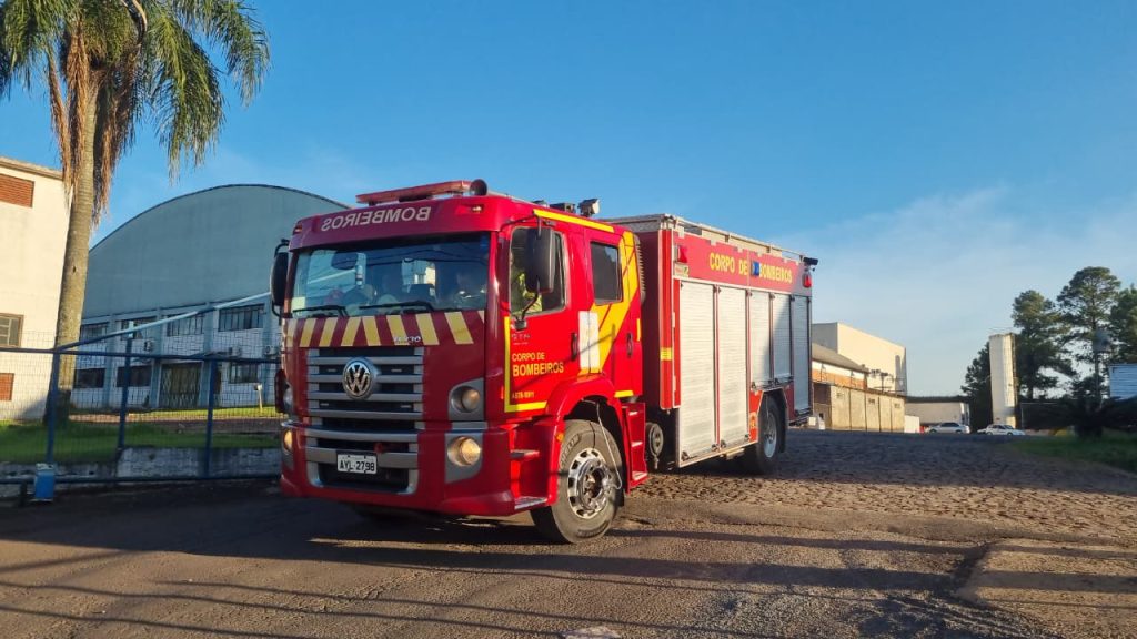 Incêndio em contêiner mobiliza Bombeiros em empresa na BR-277, em Cascavel