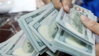 Dólar fecha abaixo de R$ 5, e bolsa cai com cautela global