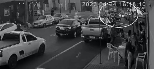 Câmera registra acidente que deixou condutora de ciclomotor ferida