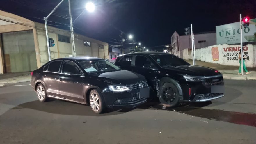 Acidente entre Jetta e Pulse deixa trânsito lento na Barão do Cerro Azul