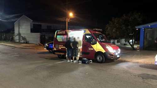 Dois jovens ficam feridos após colisão entre carro e moto na Região Norte