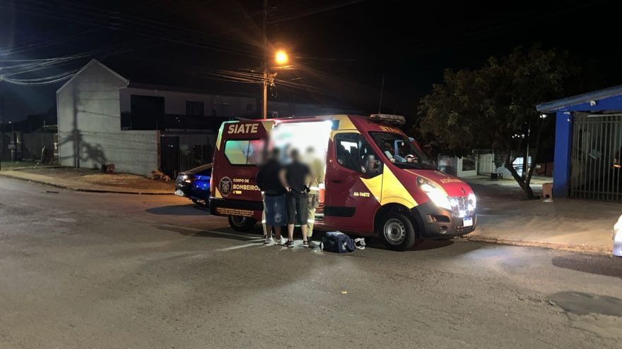 Dois jovens ficam feridos após colisão entre carro e moto na Região Norte