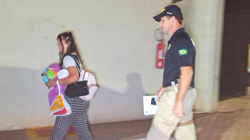 PRF intercepta veículo com grande quantidade de droga na BR-277 e encaminha suspeita à Delegacia em Cascavel PRF intercepta veículo com grande quantidade de droga na BR-277 e encaminha suspeita à Delegacia em Cascavel