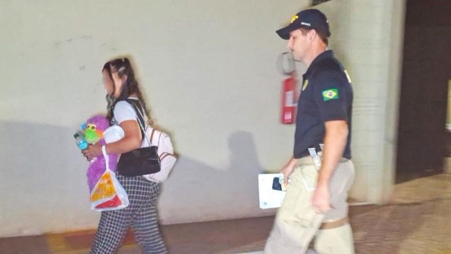 PRF intercepta veículo com grande quantidade de droga na BR-277 e encaminha suspeita à Delegacia em Cascavel