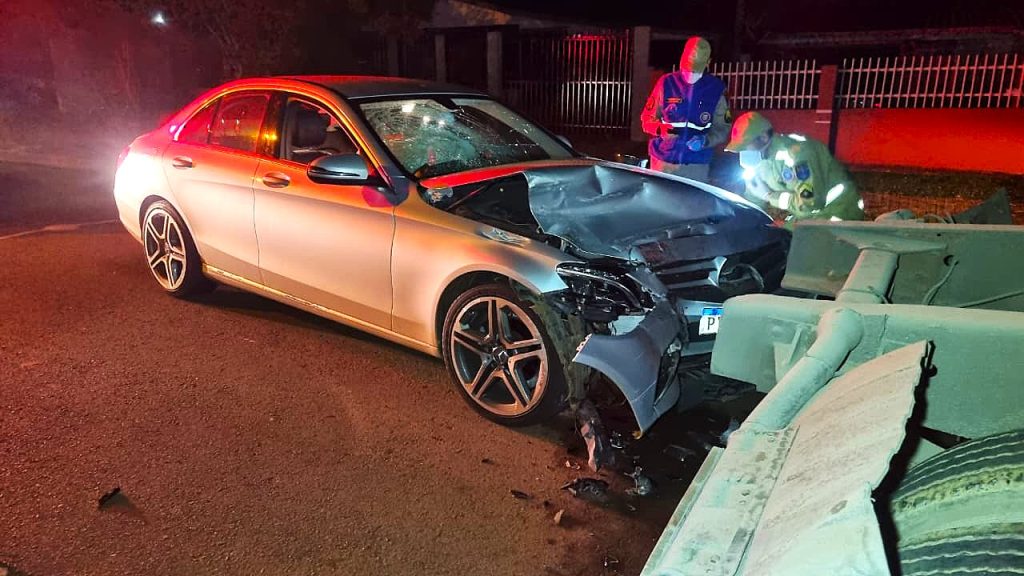 Motorista colide Mercedes contra caminhão estacionado no Cascavel Velho Motorista colide Mercedes contra caminhão estacionado no Cascavel Velho