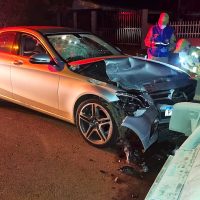 Imagem referente a Motorista colide Mercedes contra caminhão estacionado no Cascavel Velho